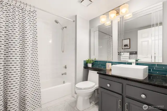 Main floor full bathroom