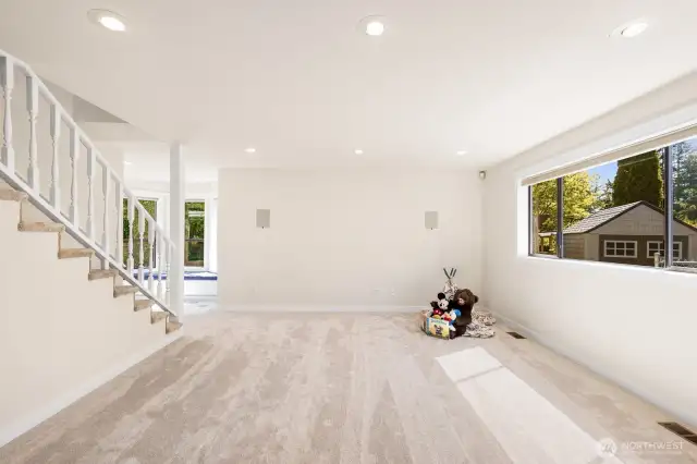 Spacious family room off from kitchen