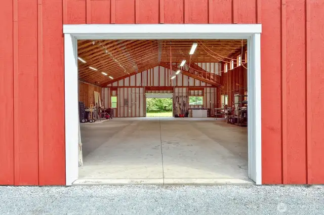 Pass through shop doors make this a versatile structure.