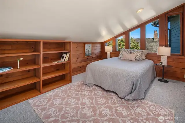 Upper guest bedroom