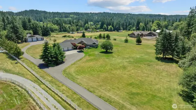 Looking for an estate on acreage? Here it is!!