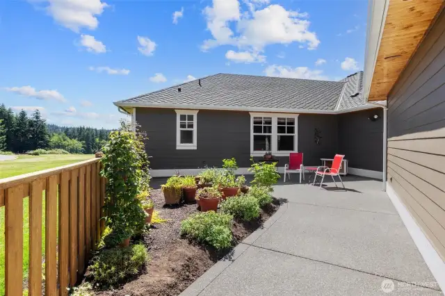 This is a flex type area. Can be used for dogs, gardens or a quiet coffee area!