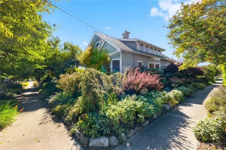 A beautifully landscaped private Old Town Home on a Corner lot.  Truley a "Hidden Gem" in the best Old Town Location!