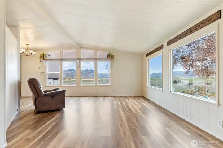 Large living room with vaulted ceilings