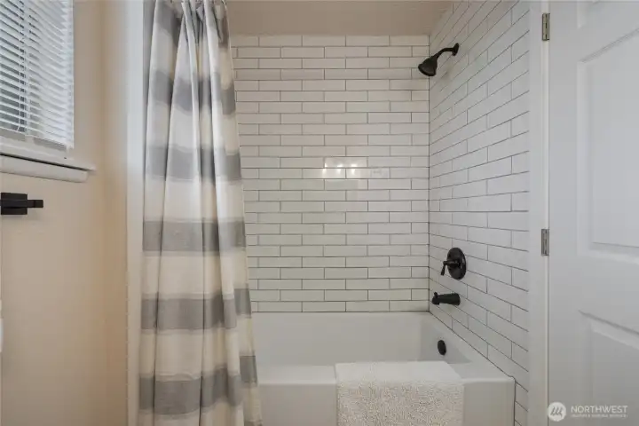 New shower surround, fixtures and bathtub