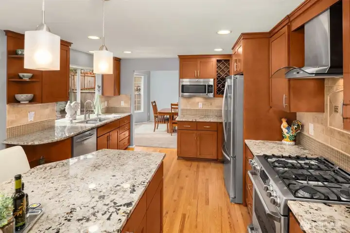 Freestanding range with overhead hood is perfect for cooking