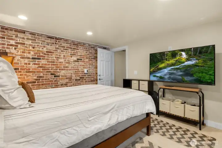 Private space for a MIL or many uses for this great space.