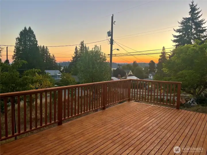 Enjoy gorgeous sunsets & Lake WA peek-a-boo views from the deck!