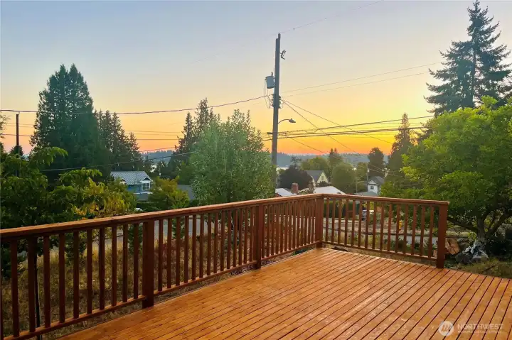 Enjoy gorgeous sunsets & Lake WA peek-a-boo views from the deck!