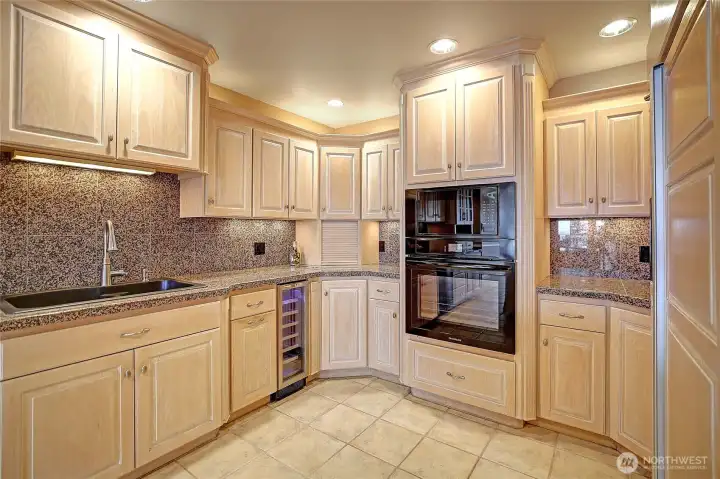 Elevate the everyday in the kitchen that invites participation and efficiency with purposeful placement and beautifully balanced details.