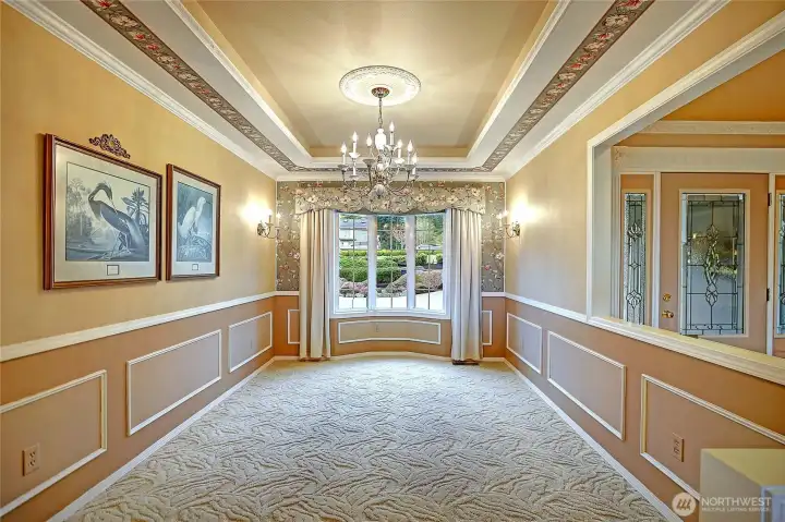 The formal dining room is calm and orderly, with a clear sense of structure. Beautiful~
