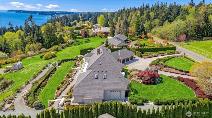 From every position on the estate, the sense is present that the foreground grounds you, while the distance invites you, creating a layered depth that never confines.