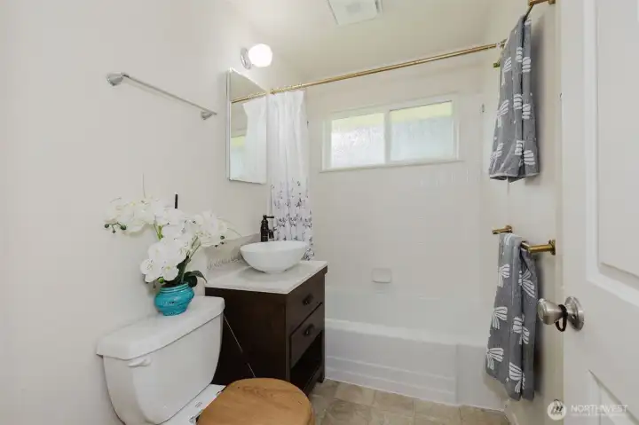 Main floor full bathroom