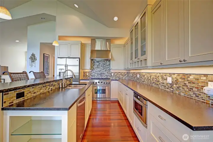 Chef's kitchen w/ stainless steel appliances.