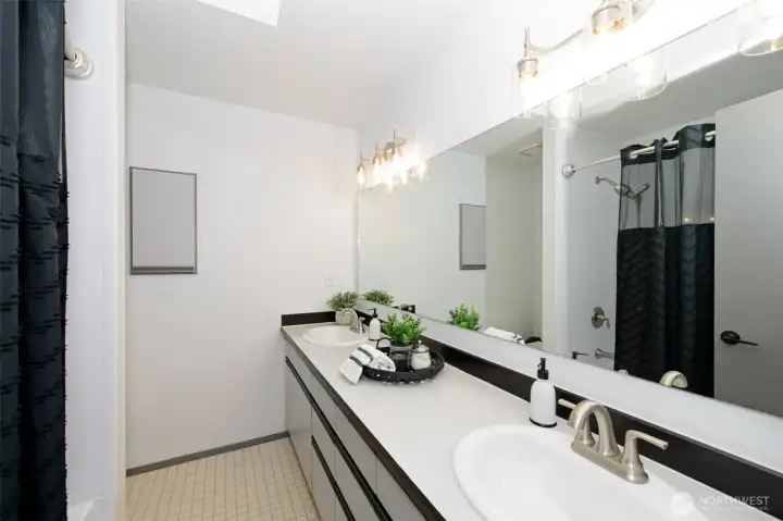 Full bathroom on the upper level. Full bathroom on the upper level.