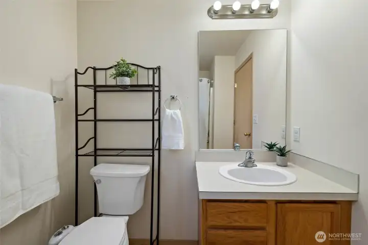 Full Bathroom between Bedroom 2 and Bedroom 3 Full Bathroom between Bedroom 2 and Bedroom 3