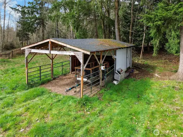 2 covered stalls - hay barn