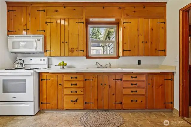 All appliances convey. Look at that hardware on the gleaming cabinetry