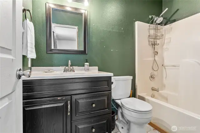 En-suite bath to primary bedroom