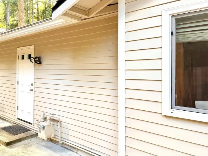 back up generator on side of house