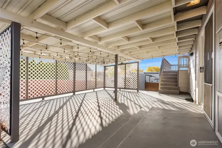 Covered bak patio off of kitchen area