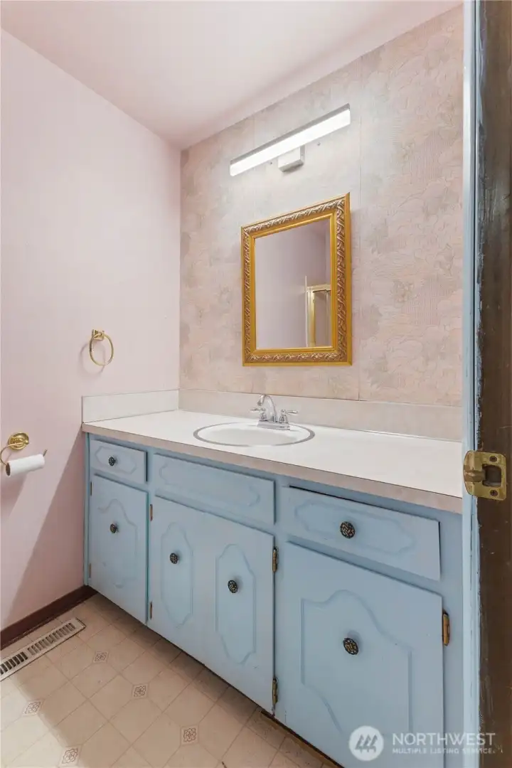 Full bathroom, ready for your personal touch.