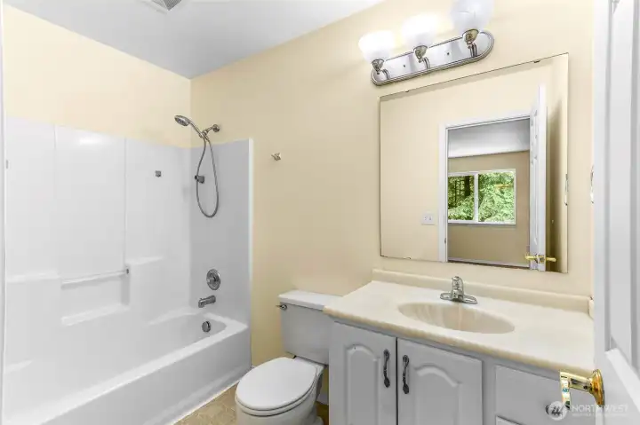 Full primary en-suite bath