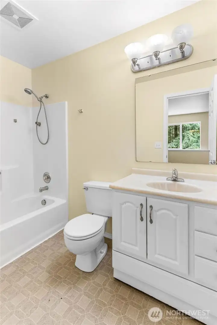 Full primary en-suite bath