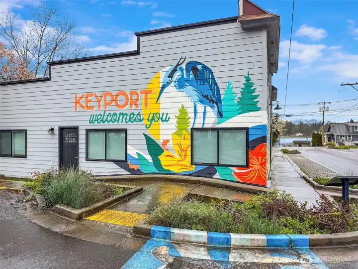 Welcome to Keyport. The cute and colorful downtown area is an easy walk away. The community has a walking group that meets on weekdays to walk a 3-mile loop though the area.