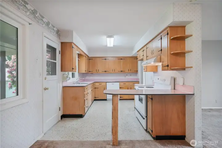 Kitchen & Eating Bar