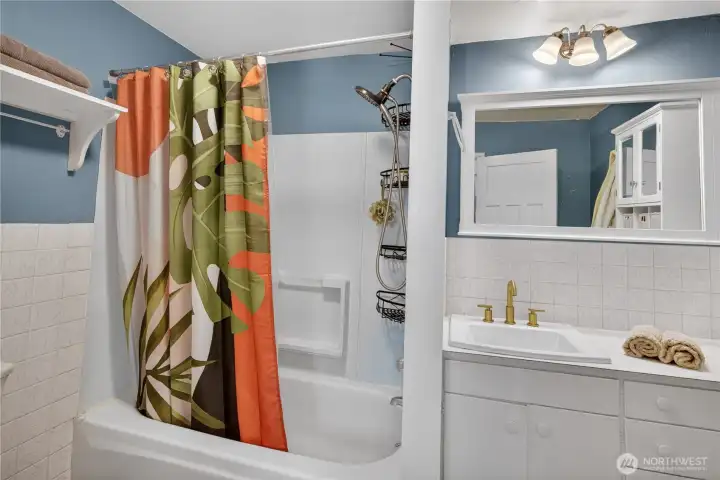 Full bathroom Full bathroom
