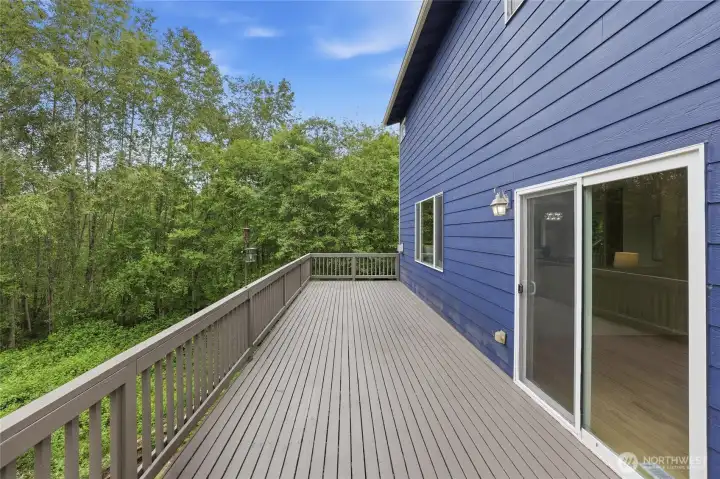 Deck (virtually staged) Deck (virtually staged)