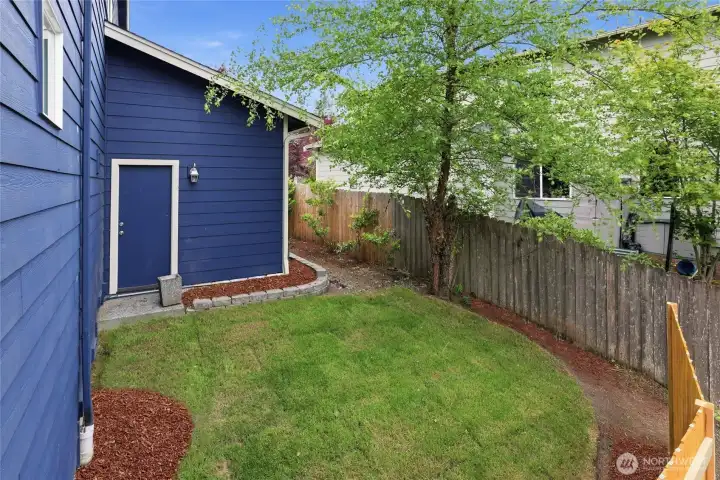 Side garden (virtually staged) Side garden (virtually staged)