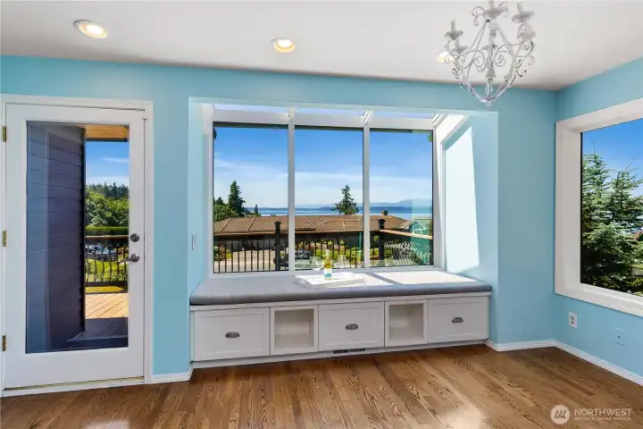 Breakfast nook with Sound/Mtn view