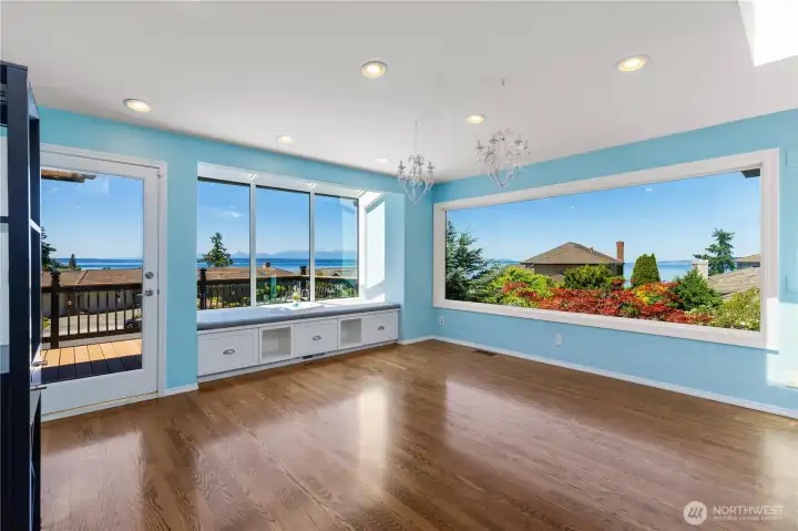 Dining area with Sound/Mtn view