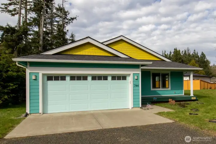 Bright, beautifully kept one-level home with a covered entry and 2-car garage Bright, beautifully kept one-level home with a covered entry and 2-car garage