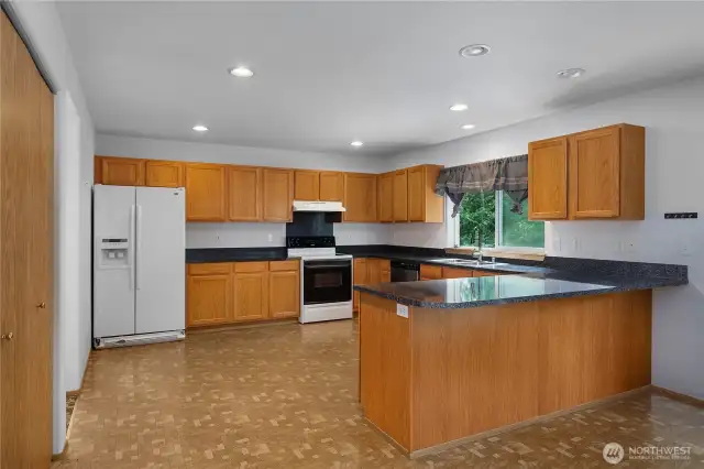 Spacious kitchen w/ eating bar