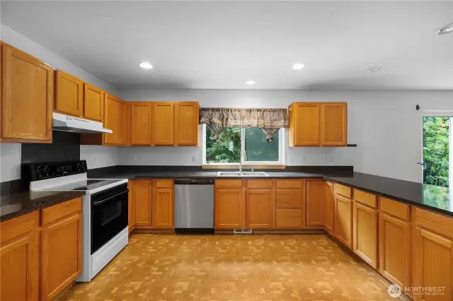 Spacious kitchen, ALL appliances included!