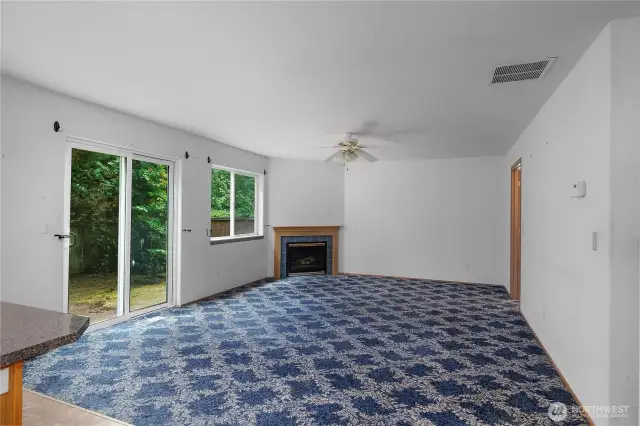 Family room w/ gas fireplace