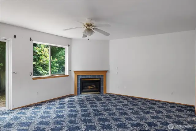 Family room w/gas fireplace