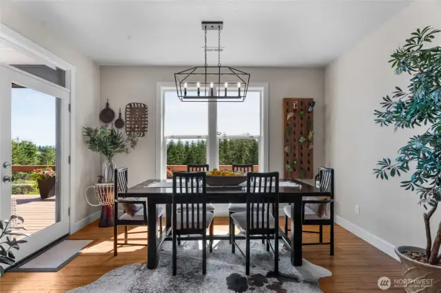 Dining Room capturing view