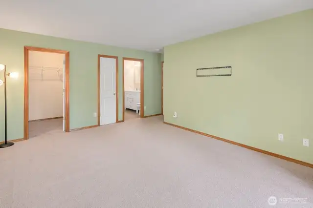 Primary has nice size walk in closet