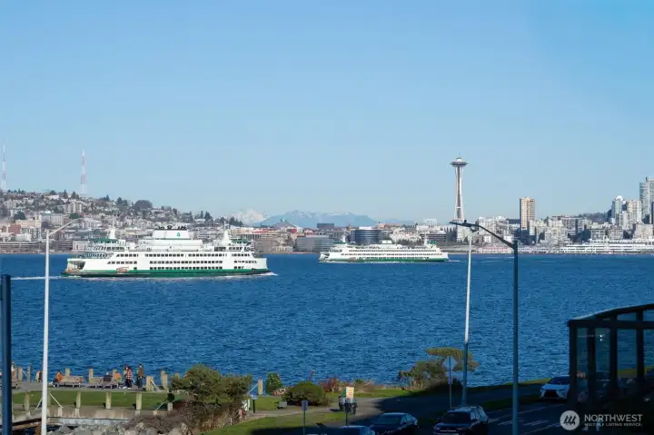 Take in a stunning view of the Space Needle and downtown from the lanai. Just a short stroll brings you to the West Seattle Water Taxi, making it easy to head downtown and catch the Mariners or Seahawks live in person.