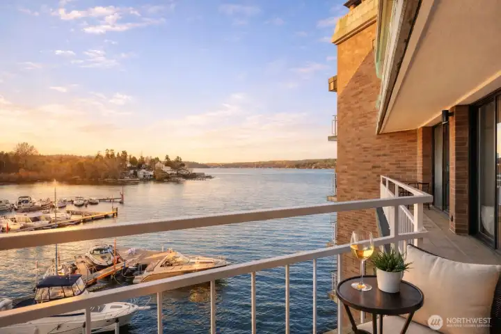 Direct marina-front positioning over Lake Washington, delivering uninterrupted water views from the living space and bedrooms.