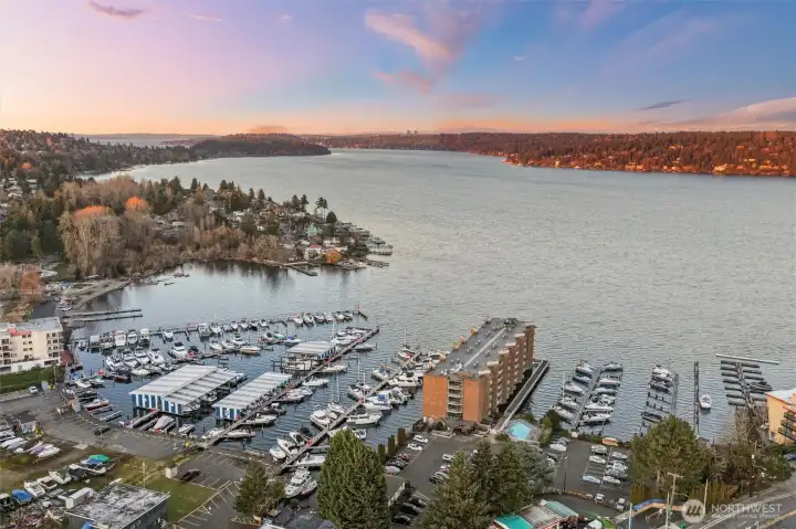 A front-row seat to Lake Washington—Spinnaker Bay Condominiums offer iconic waterfront living with marina access and expansive open-water views.