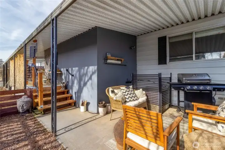 Additional covered patio in back
