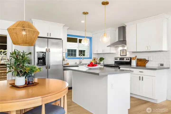 Open dining and kitchen space, great for entertaining!