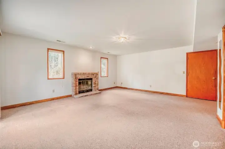 Flexible space ideal for media, work, or guests.