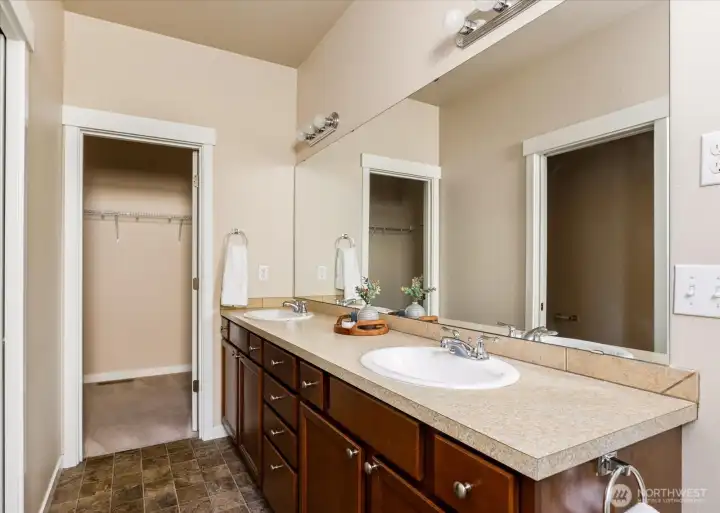 3/4 Primary Bath w/walk in closet