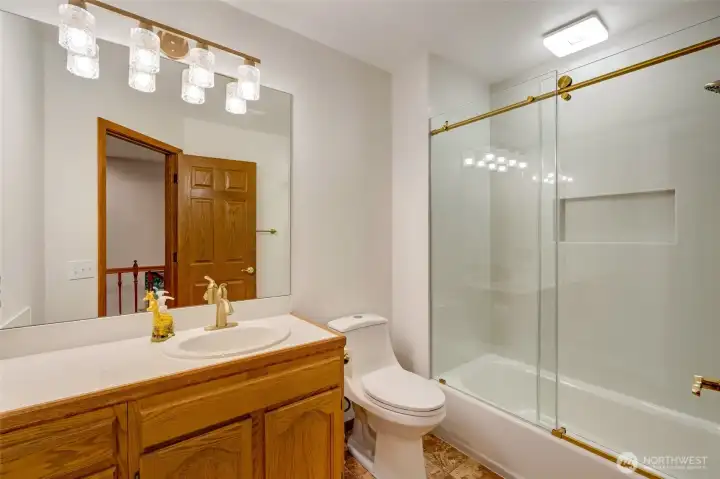 Full bath conveniently located next to the secondary bedroom. Full bath conveniently located next to the secondary bedroom.